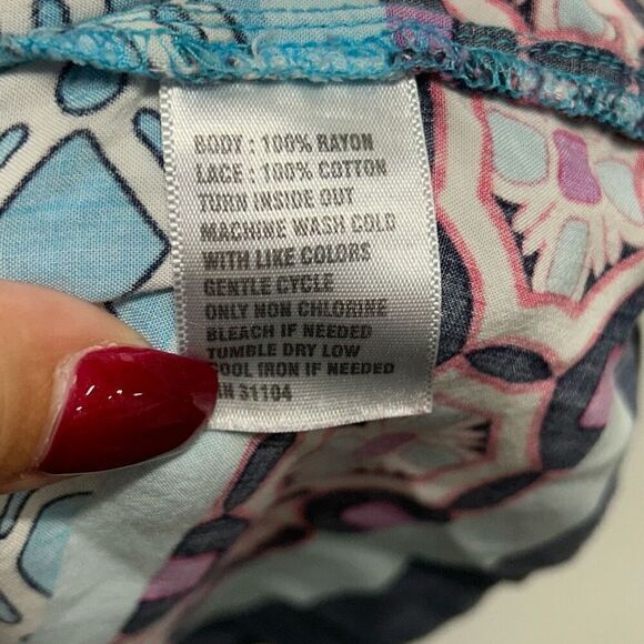 Crown & Ivy Women’s Red Blue V Neck Floral 3/4 Sleeve Top Size 2X - Picture 7 of 15